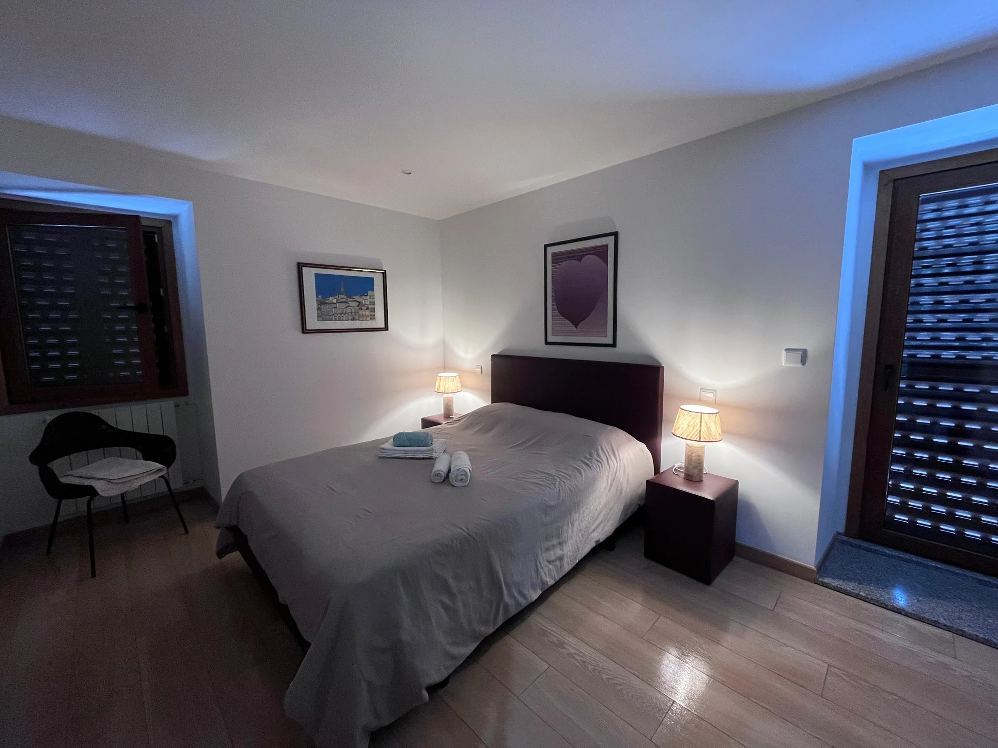 Quarto de casal preparado para hóspedes