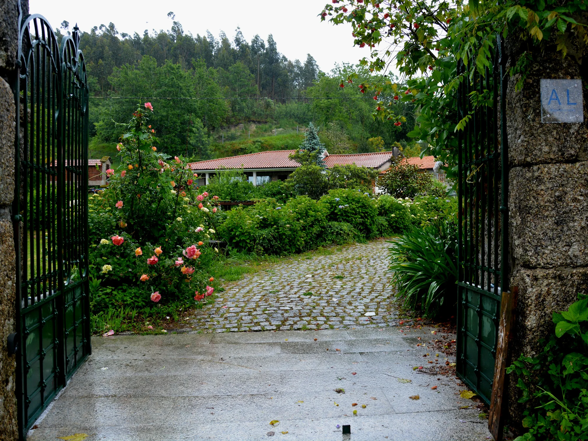 Portão aberto e caminho ajardinado da Quinta de São Martinho