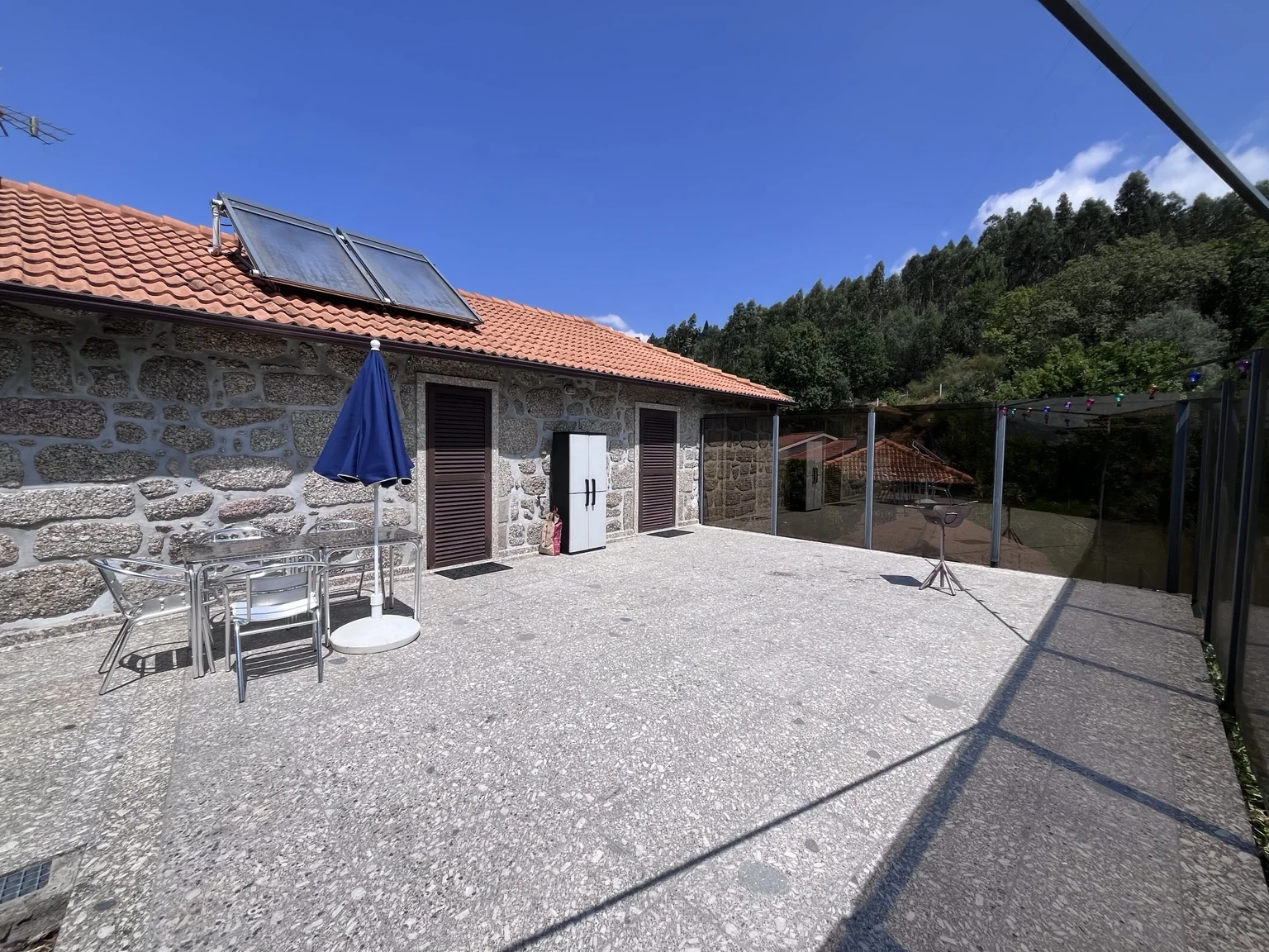 Terraço e fachada em pedra da Casa do Visconde