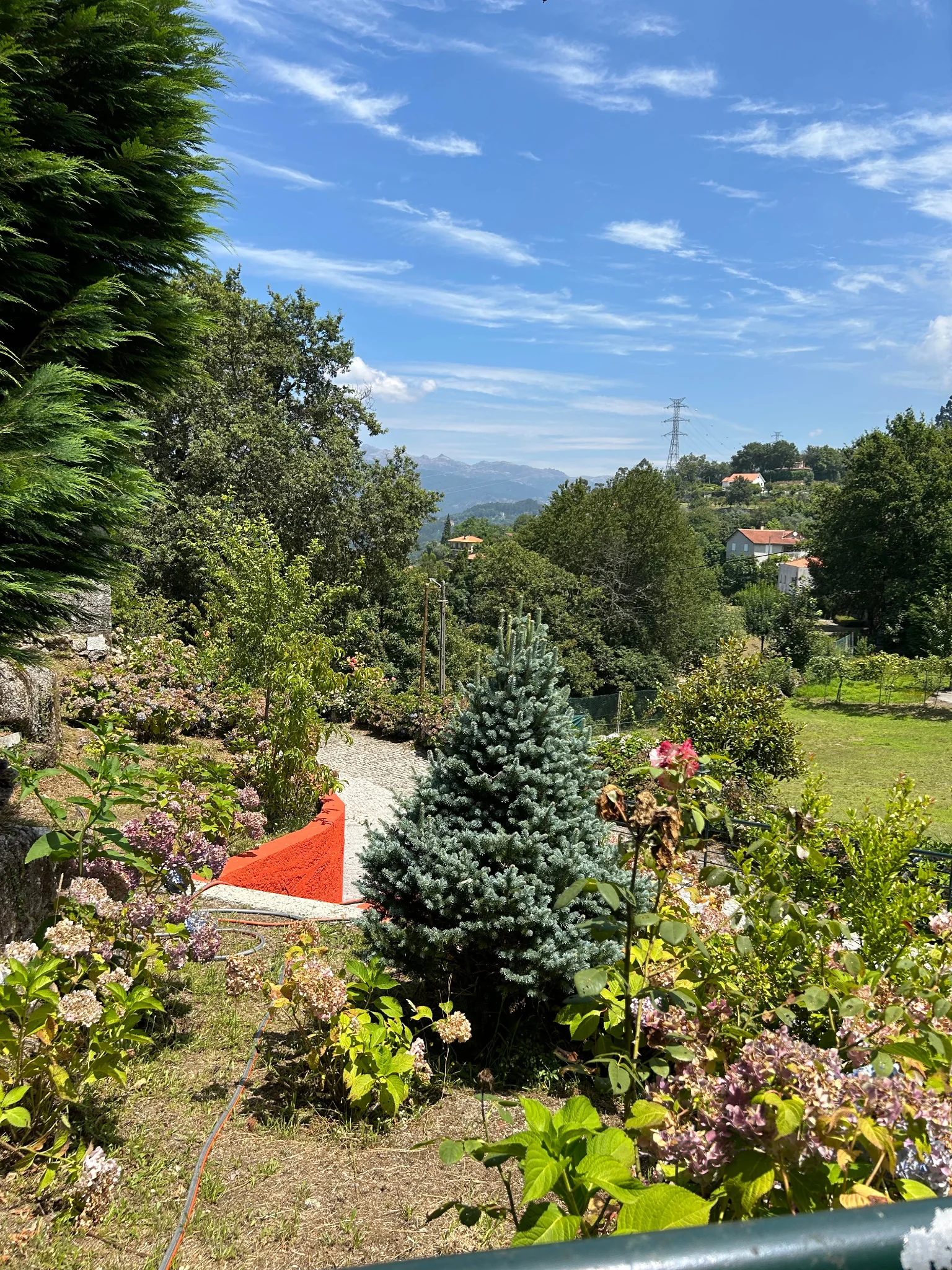 Vista do jardim para as montanhas