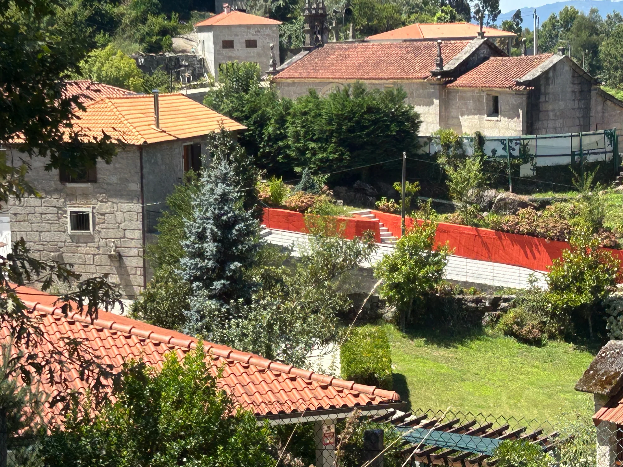 Vista panorâmica das casas de pedra e do jardim da Quinta de São Martinho